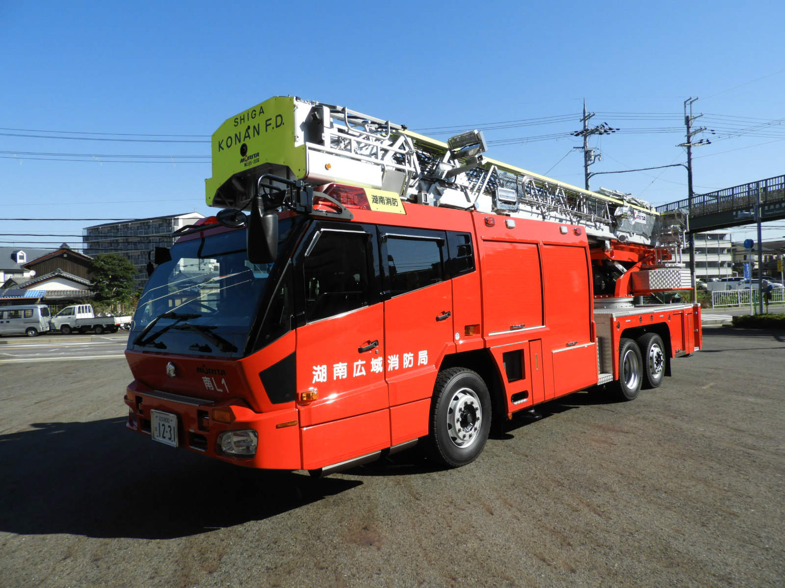 はしご車の展示と子ども用防火服の着用